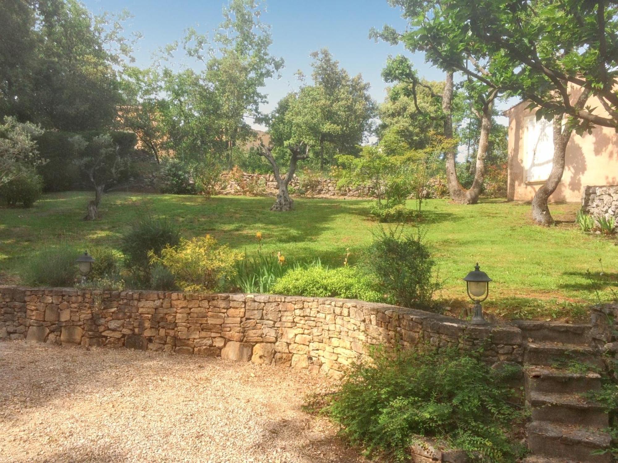 Villa Spacieuse Avec Piscine A Saint Maximin 外观 照片