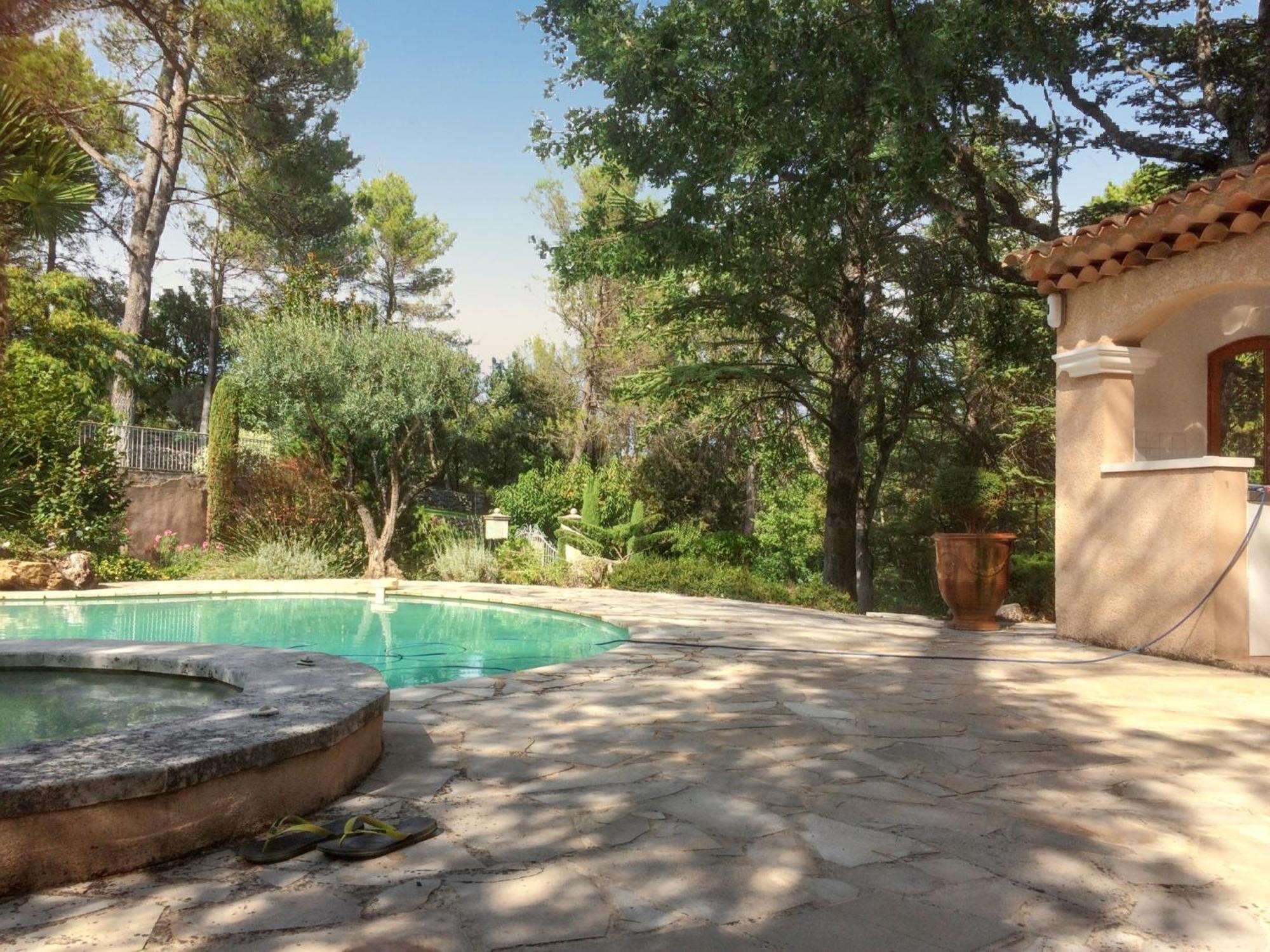 Villa Spacieuse Avec Piscine A Saint Maximin 外观 照片
