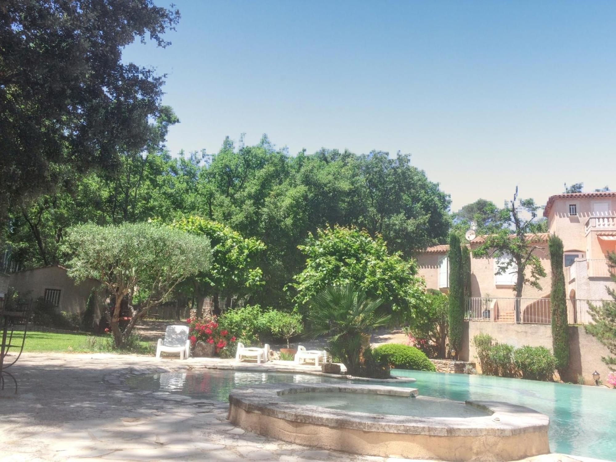 Villa Spacieuse Avec Piscine A Saint Maximin 外观 照片