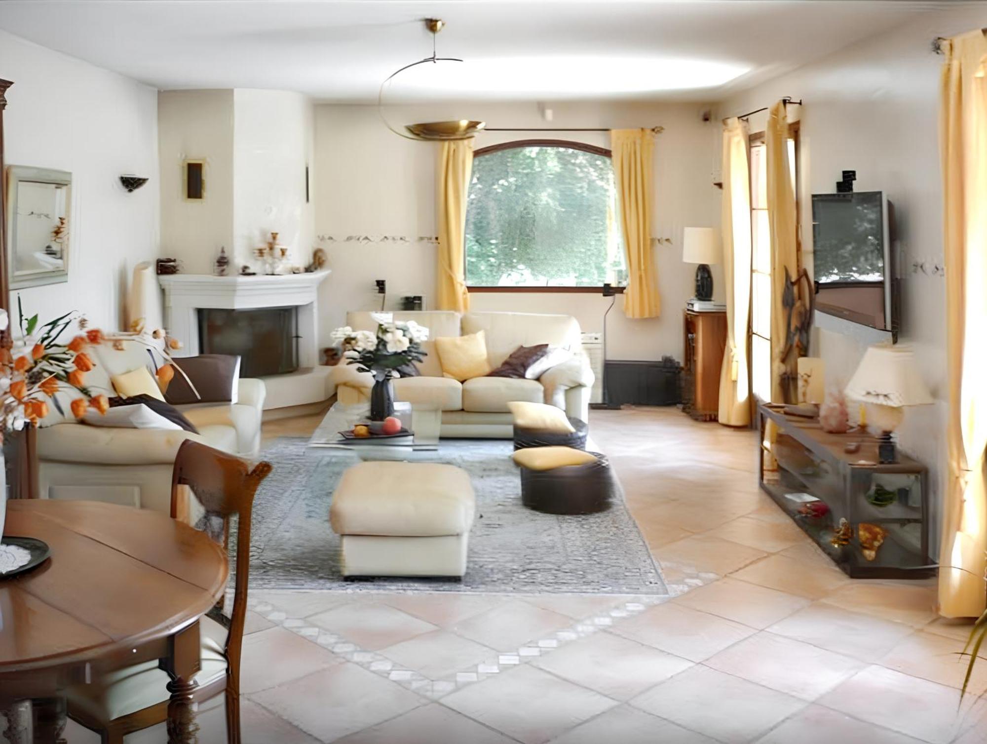 Villa Spacieuse Avec Piscine A Saint Maximin 外观 照片