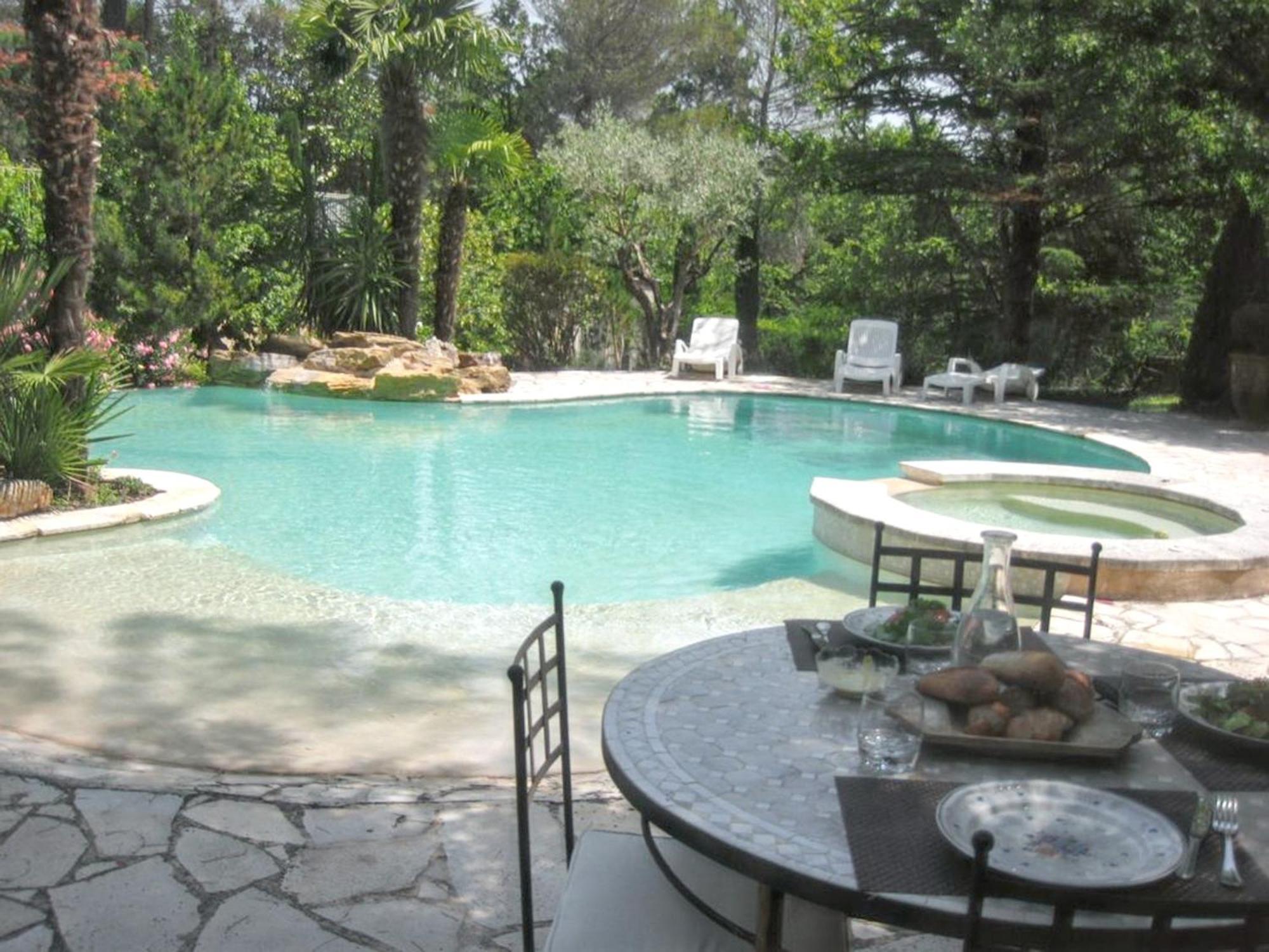 Villa Spacieuse Avec Piscine A Saint Maximin 外观 照片